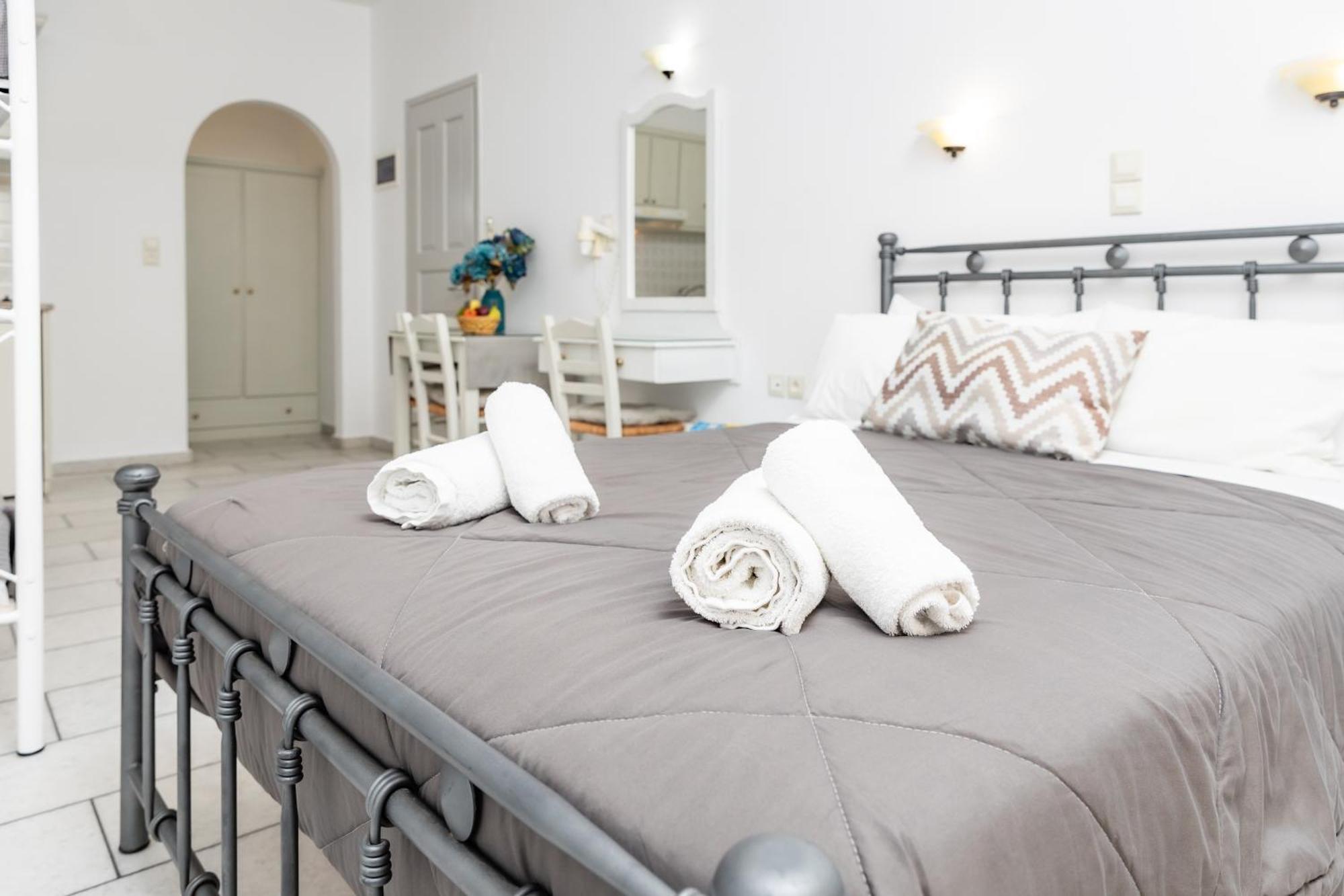 Depis Studios & Apartments Naxos City Екстер'єр фото
