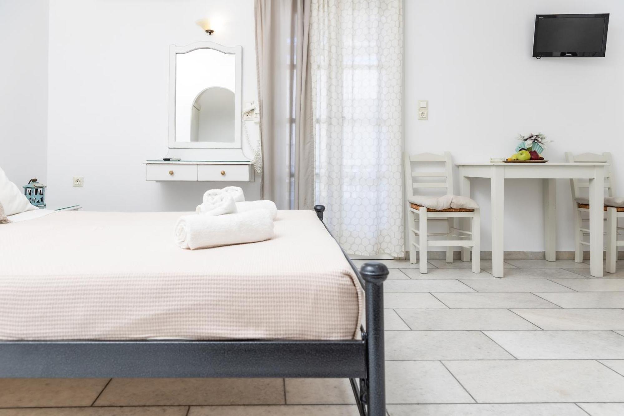 Depis Studios & Apartments Naxos City Екстер'єр фото